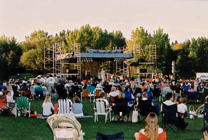 Crowd 1.jpg (41511 bytes)