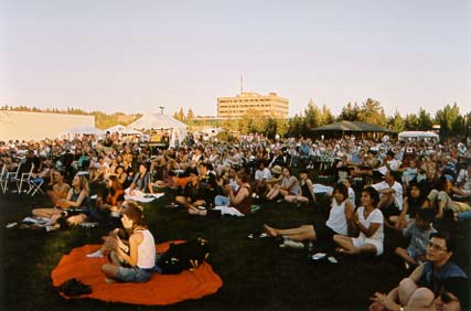 Crowd 2.jpg (31596 bytes)