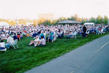 Crowd 3.jpg (34084 bytes)