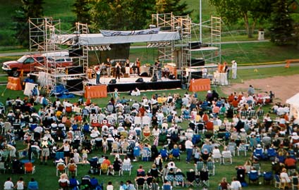 Crowd 5.jpg (51714 bytes)