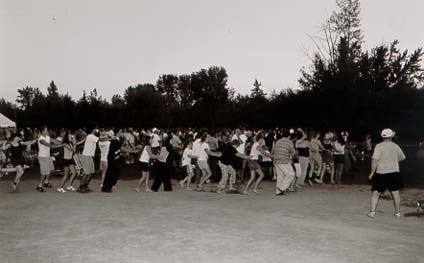 Crowd 6.jpg (23890 bytes)